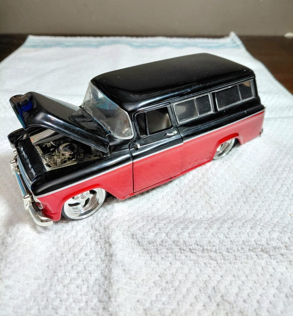 Jada Toys Dub City Old Skool 1957 Chevy Suburban Diecast 1:24 - Black/Red Lowrider